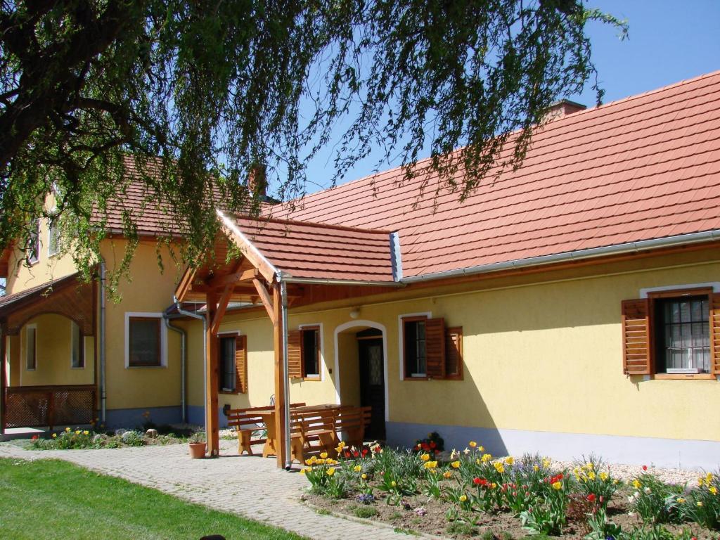 Benko Vendeghaz Hotel Kiskutas Bagian luar foto